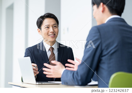 打ち合わせをするビジネスマン 撮影協力:スカパー東京メディアセンター 打ち合わせをするビジネスマン 撮影協力:スカパー東京メディアセンター 123242637