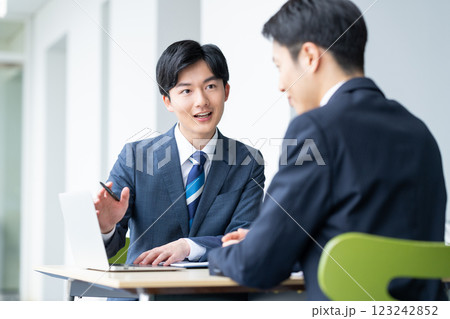 営業する若いビジネスマン　撮影協力:スカパー東京メディアセンター 123242852