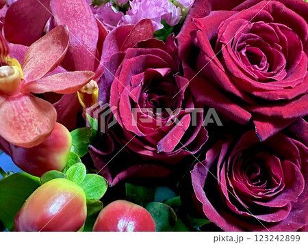 薔薇を含む赤色を基調とした花束 123242899