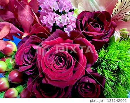 薔薇を含む赤色を基調とした花束 薔薇を含む赤色を基調とした花束 123242901