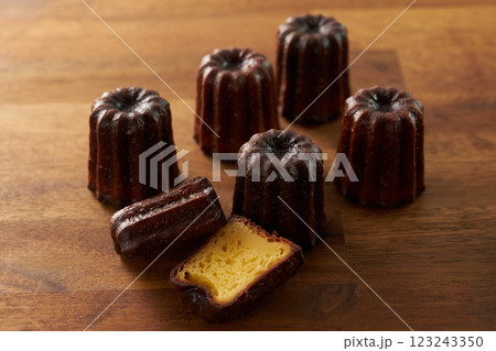 カヌレ・ド・ボルドー 洋菓子イメージ カヌレ・ド・ボルドー 洋菓子イメージ 123243350