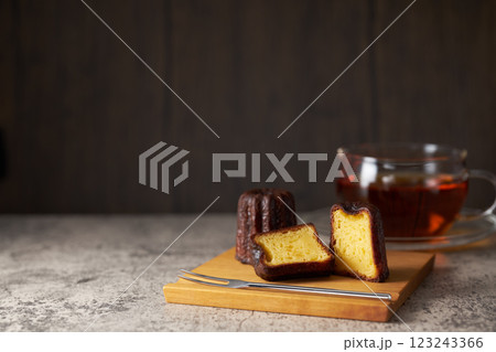 カヌレ・ド・ボルドー 洋菓子イメージ カヌレ・ド・ボルドー 洋菓子イメージ 123243366