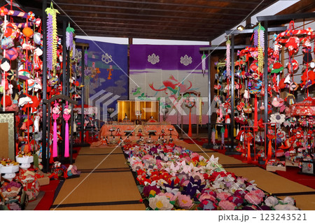 ロマンチック茨城（「煌びやか」に目を奪われる見事な雛飾り。）桜川市、真壁のひな祭り 123243521