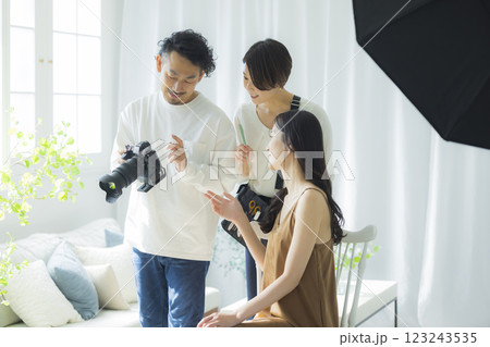 カメラマン、モデル、ヘアメイク　撮影風景 123243535