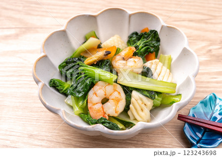 ターサイと魚介の炒め物 123243698
