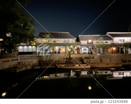 美観地区　夜の倉敷川の風景 123243898