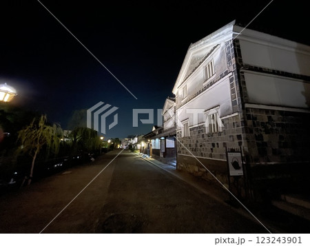 美観地区　夜の倉敷川の風景 123243901