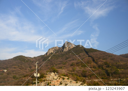 小豆島坂手港より洞雲山を眺める 123243907