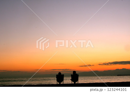 キャンプチェアーで眺める夕焼け 123244101