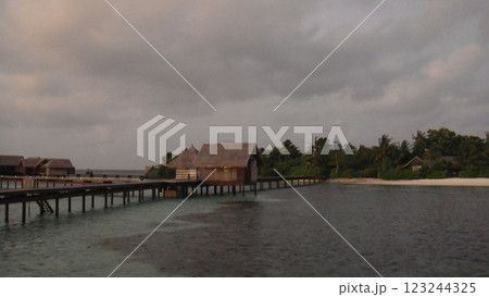 夕日に染まる水上コテージ 夕日に染まる水上コテージ 123244325