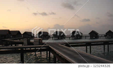 夕日に染まる水上コテージ 夕日に染まる水上コテージ 123244326