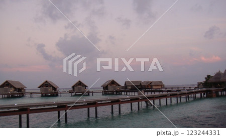 水上コテージの美しい朝 123244331