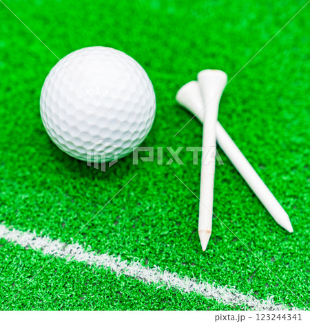 ゴルフボール と ティー と 芝生 【 golf の イメージ 】 123244341