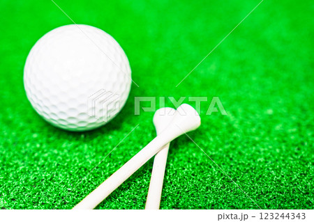 ゴルフボール と ティー と 芝生 【 golf の イメージ 】 ゴルフボール と ティー と 芝生 【 golf の イメージ 】 123244343