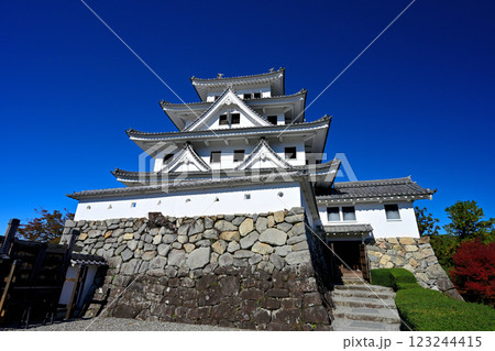 美濃国　郡上八幡城　「天守炎上」青空と紅葉の様子 123244415