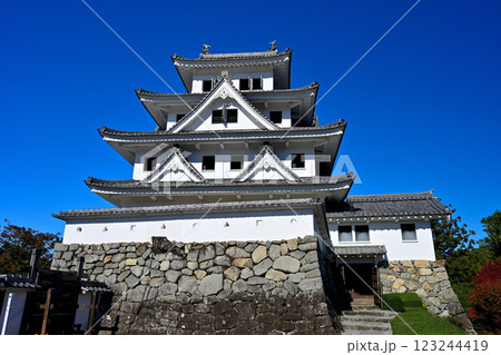 美濃国 郡上八幡城 「天守炎上」青空と紅葉の様子 美濃国 郡上八幡城 「天守炎上」青空と紅葉の様子 123244419