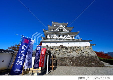 美濃国 郡上八幡城 「天守炎上」青空と紅葉の様子 美濃国 郡上八幡城 「天守炎上」青空と紅葉の様子 123244420