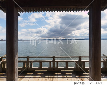 琵琶湖の風景額縁構図 123244716