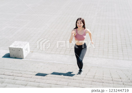 階段を使ってトレーニングをする若い女性 階段を使ってトレーニングをする若い女性 123244719