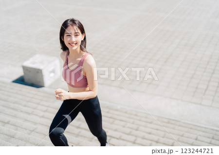 階段を使ってトレーニングをする若い女性 階段を使ってトレーニングをする若い女性 123244721