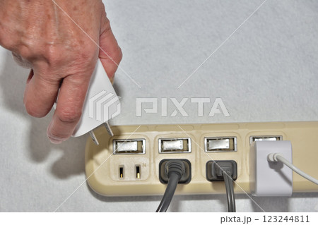 電気代 たこ足配線 節電イメージ 電気代 たこ足配線 節電イメージ 123244811