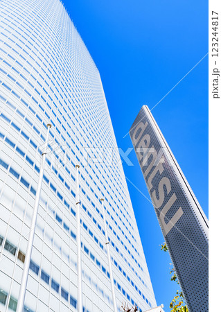 電通 dentsu 本社 ビル は 汐留シオサイト の カレッタ汐留 も入る 商業ビル 電通 dentsu 本社 ビル は 汐留シオサイト の カレッタ汐留 も入る 商業ビル 123244817