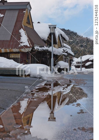 雪の若狭鯖街道熊川宿の風景 123244838