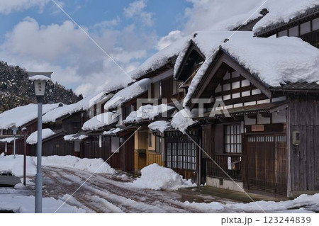 雪の若狭鯖街道熊川宿の風景 123244839