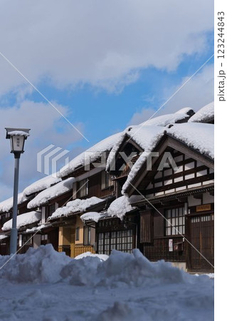 雪の若狭鯖街道熊川宿の風景 123244843