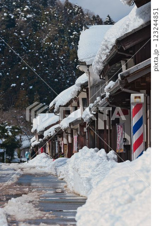 雪の若狭鯖街道熊川宿の風景 123244851