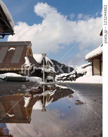 雪の若狭鯖街道熊川宿の風景 123244862