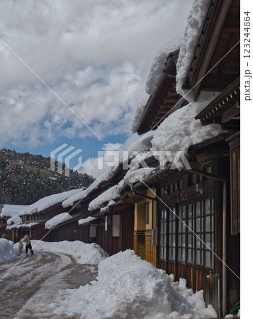 雪の若狭鯖街道熊川宿の風景 123244864