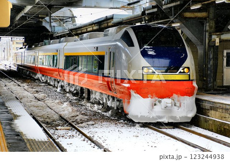 津軽海峡の玄関へ向けて… 『秋田駅』に停車する【特急つがる】751系 津軽海峡の玄関へ向けて… 『秋田駅』に停車する【特急つがる】751系 123244938