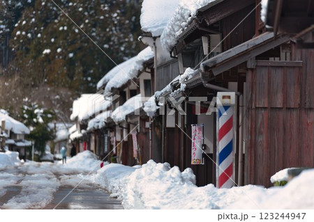 雪の若狭鯖街道熊川宿の風景 123244947