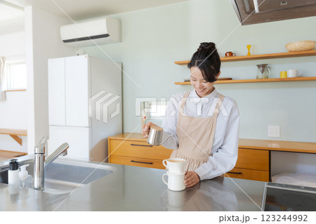 コーヒーを淹れる女性 コーヒーを淹れる女性 123244992