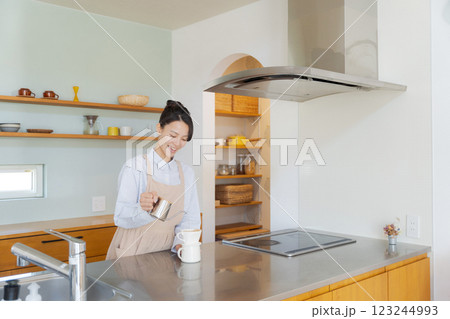 コーヒーを淹れる女性 コーヒーを淹れる女性 123244993