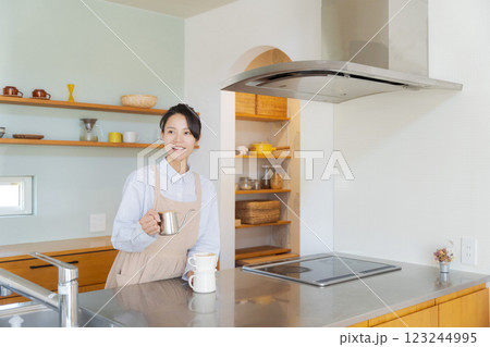 コーヒーを淹れる女性 コーヒーを淹れる女性 123244995