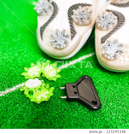 ゴルフシューズ と スパイク の 鋲 と スパイクレンチ 【 golf 用品 の イメージ 】 ゴルフシューズ と スパイク の 鋲 と スパイクレンチ 【 golf 用品 の イメージ 】 123245146
