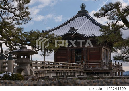 琵琶湖上の御堂とお寺の冬景色 123245590