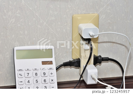 電気代 たこ足配線 節電イメージ 電気代 たこ足配線 節電イメージ 123245957