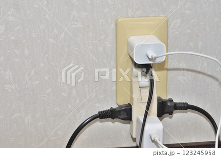 電気代 たこ足配線 節電イメージ 電気代 たこ足配線 節電イメージ 123245958