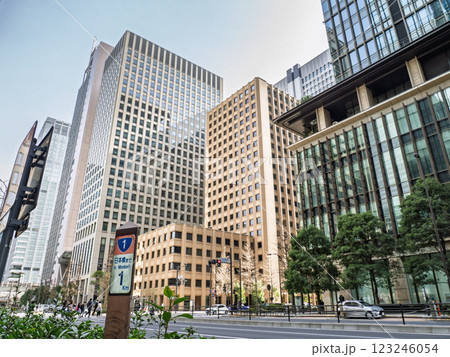 東京・丸の内のビル街と国道1号線の距離標「日本橋まで1km」 東京・丸の内のビル街と国道1号線の距離標「日本橋まで1km」 123246054