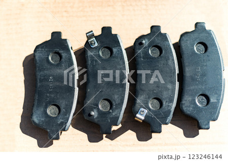 自動車用フロントブレーキパッド交換 123246144