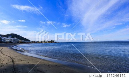 青い空と海の神奈川県三浦郡葉山町森戸海岸の海 123246151