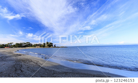 青い空と海の神奈川県三浦郡葉山町森戸海岸の海 青い空と海の神奈川県三浦郡葉山町森戸海岸の海 123246153