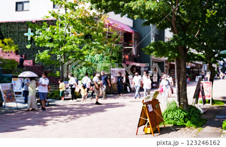軽井沢 の 旧軽通り は 旧軽井沢 の メインストリート【 オシャレ な 旧軽銀座 の イメージ 】 123246162