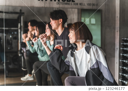 スポーツジムでダンス・エクササイズ・エアロビを習う男女 123246177