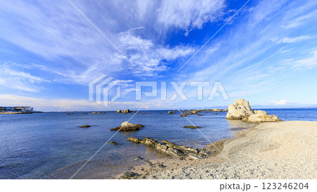 青い空と海の神奈川県三浦郡葉山町森戸海岸の海 青い空と海の神奈川県三浦郡葉山町森戸海岸の海 123246204