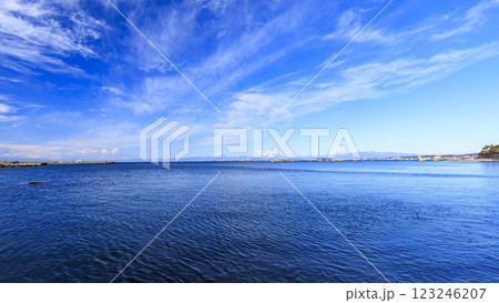青い空と海の神奈川県三浦郡葉山町森戸海岸の海 123246207