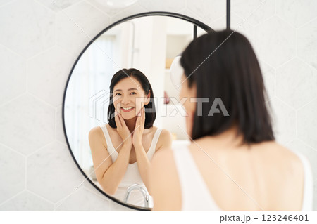 肌の艶に満足する女性 123246401